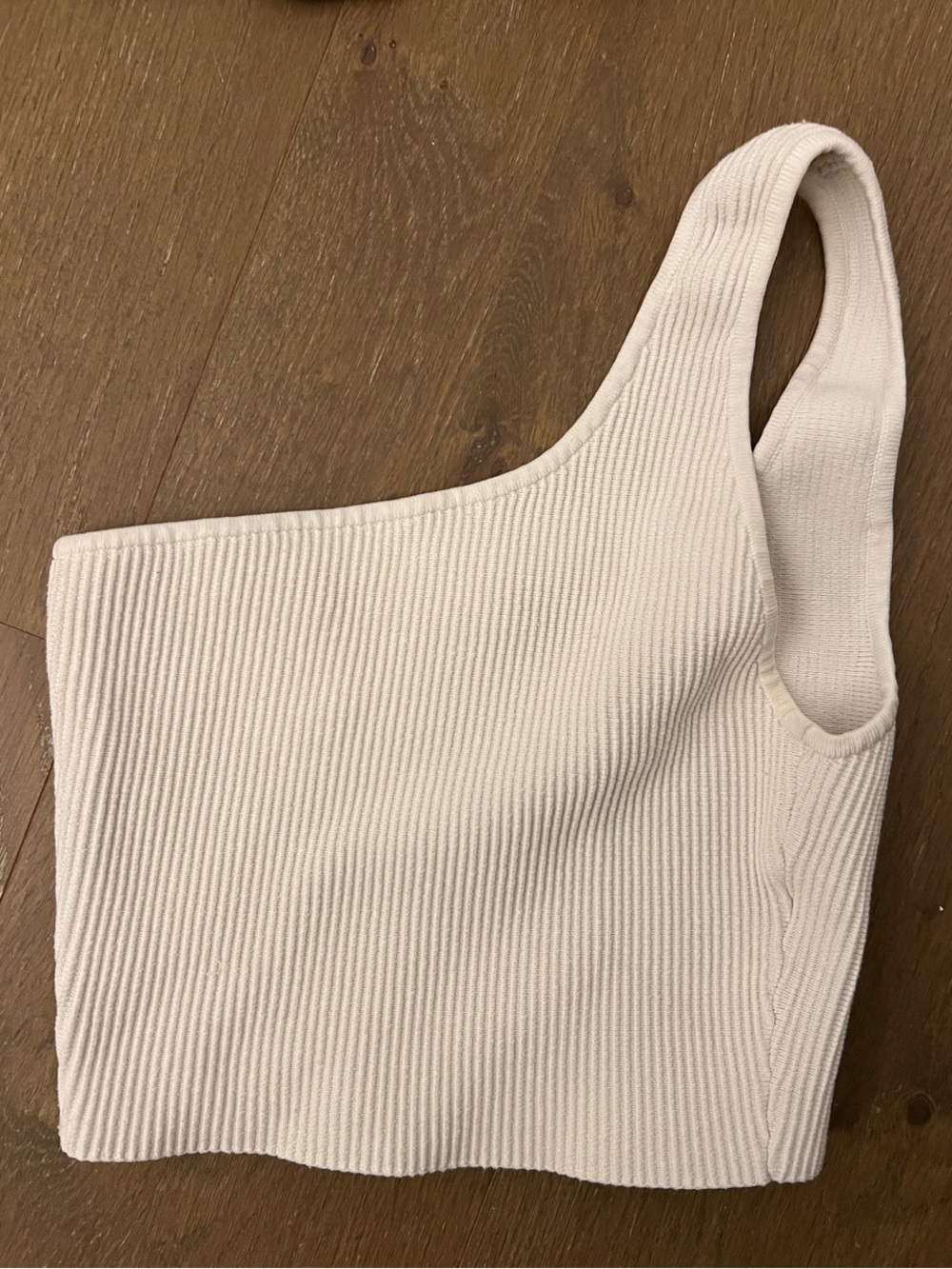 Artizia Babaton One-Shoulder Ribbed Crop Tank Top in white